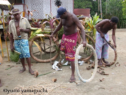近代文明の介入なかったパプアニューギニア、体調悪いと「黒魔術」疑う