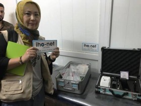 モスル東部の病院に外科手術に必要な医療器具を届ける高遠菜穂子氏。写真は高遠氏提供