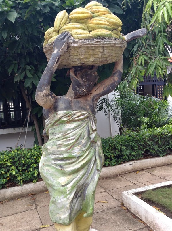ガーナ大学のキャンパス内にある、カカオを運ぶ女性の銅像