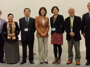 左から2番目が、国連アジア太平洋経済社会委員会（ESCAP）環境及び持続可能な開発部のチュン・ラエ・クウォン部長。左から4番目が、第7回世界水フォーラム国際運営委員会共同議長のイ・スンタク氏（東京・永田町の衆議院第一議員会館で）