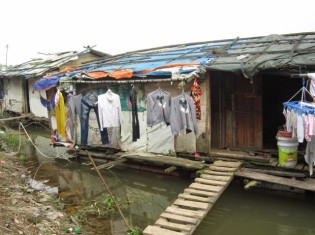 ハノイ市内を流れる紅河にある水上生活者の家