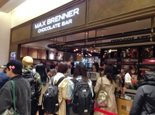 大阪市北区にオープンしたマックスブレナー・ルクアイーレ店。尋常でない混雑ぶり