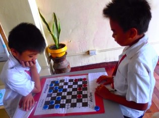 フィリピンの葬式に涙なし ボードゲーム Dama で賭け事に熱中 Ganas 途上国 国際協力に特化したnpoメディア フィリピンの葬式に涙なし ボードゲーム Dama で賭け事に熱中 Ganas 途上国 国際協力に特化したnpoメディア