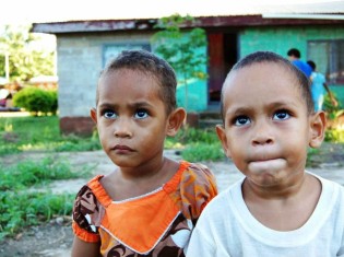 村に暮らすフィジー人の子どもたち（左：女の子、右：男の子）。カメラを向けると、即座にポーズをとってくれ愛嬌たっぷりだ