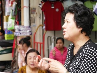 梅干しの試食に嫌そうな顔をするベトナム人女性