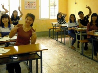 筆者が訪問した技能実習生教育訓練センターは4～5つのクラスに分かれ、日本語を勉強する。ハノイ近郊だけでなく、ベトナム全土から訓練生は集まる。日本語教師のほとんどはベトナム人で、片言しか日本語を話せない。唯一まともに会話できる専属のベトナム人教師（ハノイ外国語大学の学生）は1カ月に400万ドン（約2万2000円）を稼ぐ