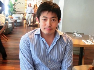 インタビュー中の田瀬和夫国連フォーラム共同代表。常設のオフィスはないので、ニューヨークのレストランで撮影