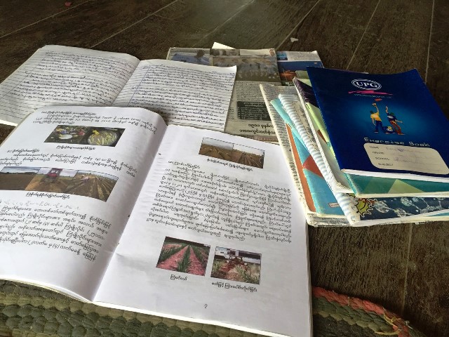 ある子どものロッカーに、学習道具があった。教科書とぎっしりと字が敷きつめられた何冊ものノート