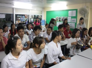 日本語の授業を熱心に受ける技能実習生たち（ミャンマー・ヤンゴン）