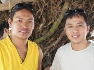 0917白井さん、漁師のジュンジュンさん（左）とラダ牧師