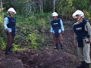 自衛隊の経験を生かし、カンボジアで地雷処理に奮闘する高山良二さん（右）