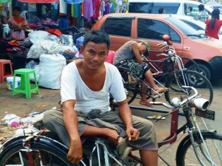ミャンマー庶民の足「サイカー」。自転車の脇に車輪付き荷台を付けただけの簡易な乗り物。外国人用料金は最低1000チャット（約100円）から。地元の人はもっと安く利用している