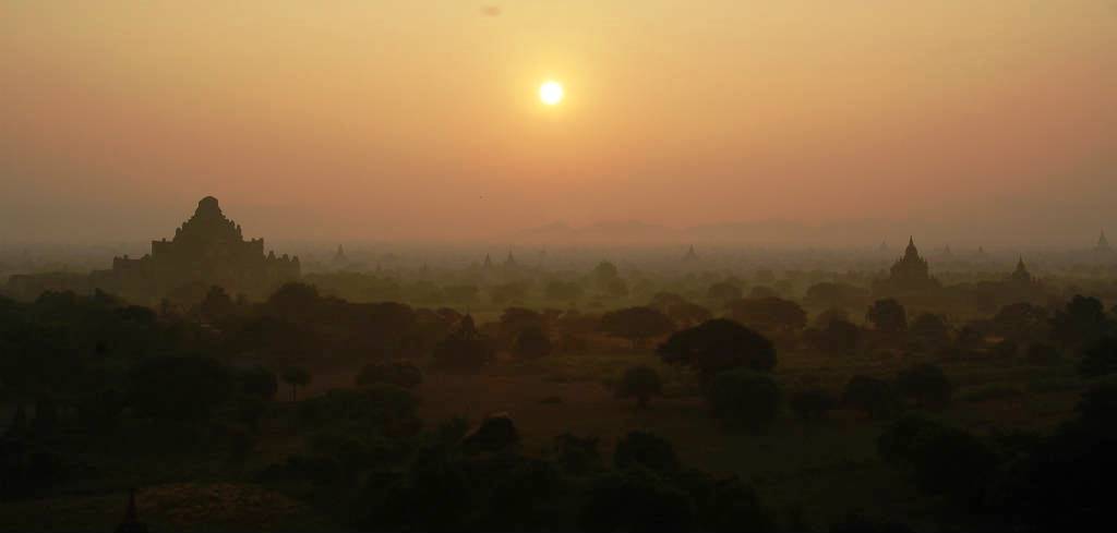 シュエサントー・パゴタから見たバガンの朝日。この景色をひと目見ようと世界中から年間およそ20万人が訪れる。この朝日または夕日を気球に乗って眺めるツアーもある