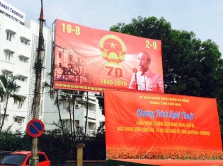 ハノイの街中に建てられたホー・チ・ミンの大きな看板