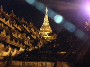 夜はライトアップされ、黄金に輝くシュエダゴン・パゴダ（ミャンマー・ヤンゴン）