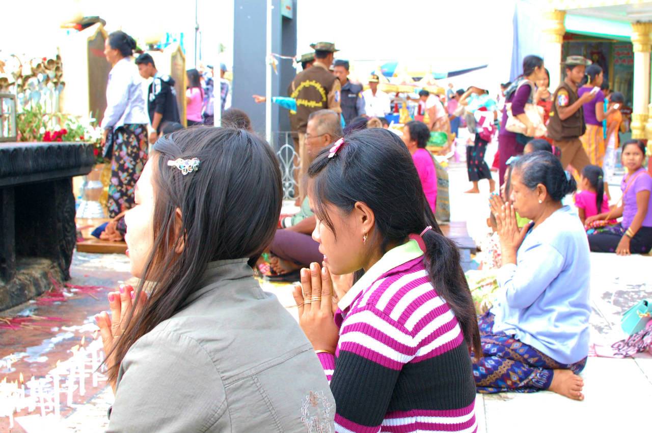 線香を供え、祈りを捧げるミャンマーの女性たち。女性がお祈りできるスペースを特別に設けている寺院もある