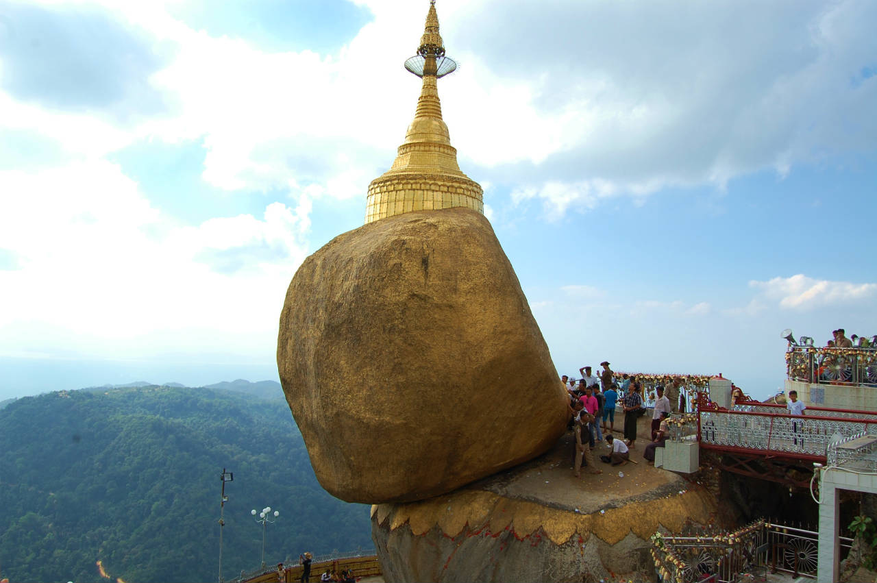 チャイテーヨー寺院はミャンマー人が一生に一度は参拝したいという聖地。落ちそうで落ちない巨石の上に建てられたパゴタ（仏塔）にはブッダの頭髪が納められているという