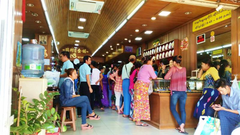 ①ヤンゴンの中国人街にある金・宝石店で物色をするミャンマー人の客たち。庶民にとってモノへの投資は資産を守るためのリスク管理だ