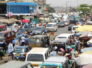 ガーナの首都アクラのニマ地区の道路。乗り合いバス、タクシー、自家用車がごった返す