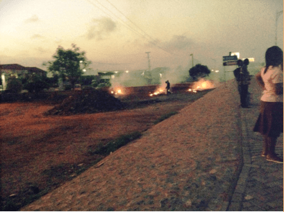 ガーナのアクラの道端でごみが燃やされるようす