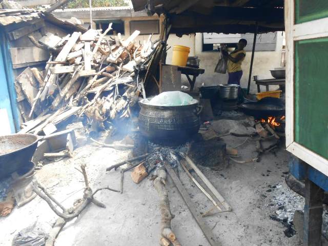 低所得者が暮らすアクラ・ジェームスタウン地区で伝統的なコンロを使って調理するようす