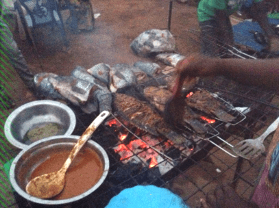 ガーナの首都アクラの露店で魚を焼く