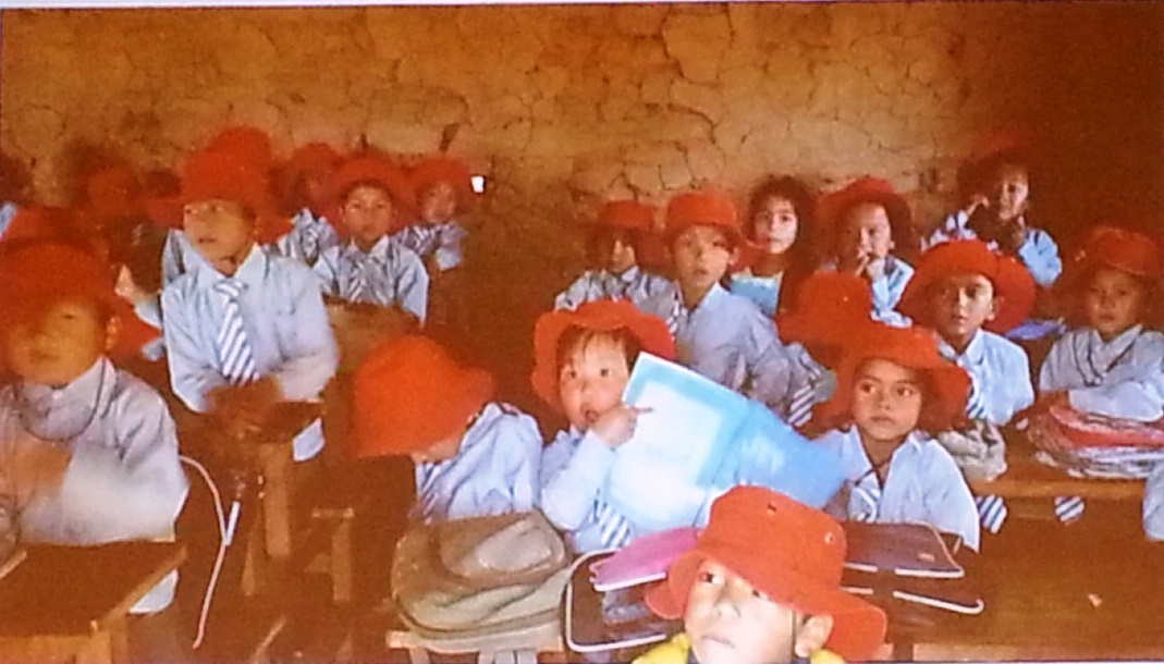 同じ帽子をかぶって登校する夢小学校の児童たち。日本の紅白帽から着想を得たという