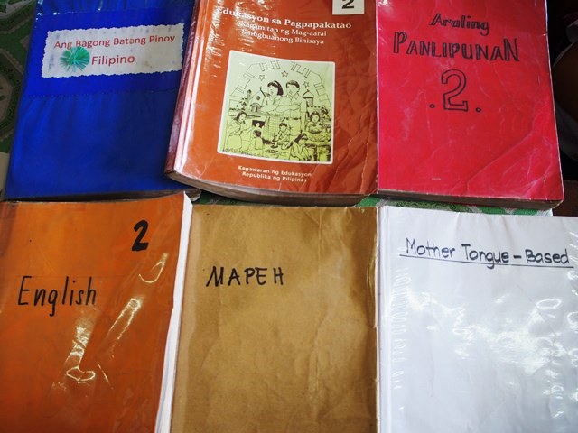 小学2年生の教科書。左上がフィリピン語、左下が英語、右下が母語（フィリピン・セブのマボロ小学校で撮影）