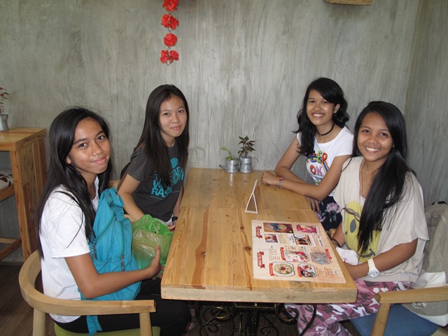友だちと一緒にmooshiに来店するフィリピン大学セブ校の学生たち