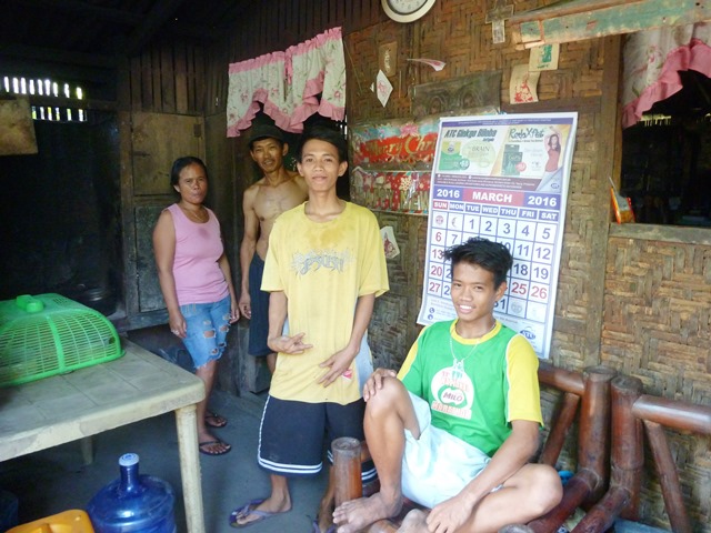 ジェイソンさん（写真右から2番目）とその家族。家はごみ山のすぐ目の前にある（フィリピン・セブ市のイナヤワン地区で撮影）