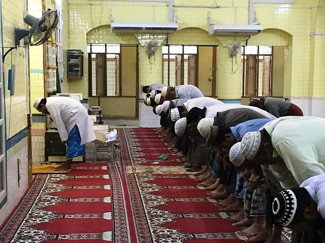 マンダレー市ザガインダン地区のモスクで祈りを捧げるバマー・イスラムたち。マンダレーには中国系イスラム教徒が集うモスクもある