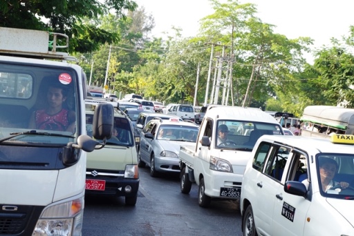 ヤンゴンでは交通渋滞がひどい。「事故を未然に防ぐ交通安全活動もボランティアでしていきたい」と山口さん