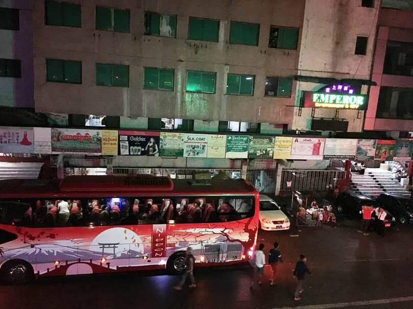 ヤンゴンの有名ナイトクラブには週末になると中国人観光客の団体が大型バスで乗りつける。車体の「NIPPON」マークは日本製の中古バスが使われているから