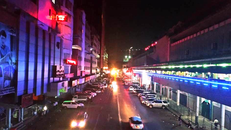 ヤンゴン随一の歓楽街「シュエダゴン・パゴタ通り」。中国人街の中心にあり、わずか200メートルほどの通りにナイトクラブやKTV（カラオケ）など夜の店が軒を連ねる