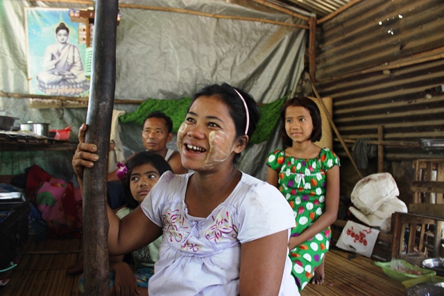 子どもには貧しさから抜け出してほしいと語るチチカイさん（手前）ミャンマー・ヤンゴンで撮影