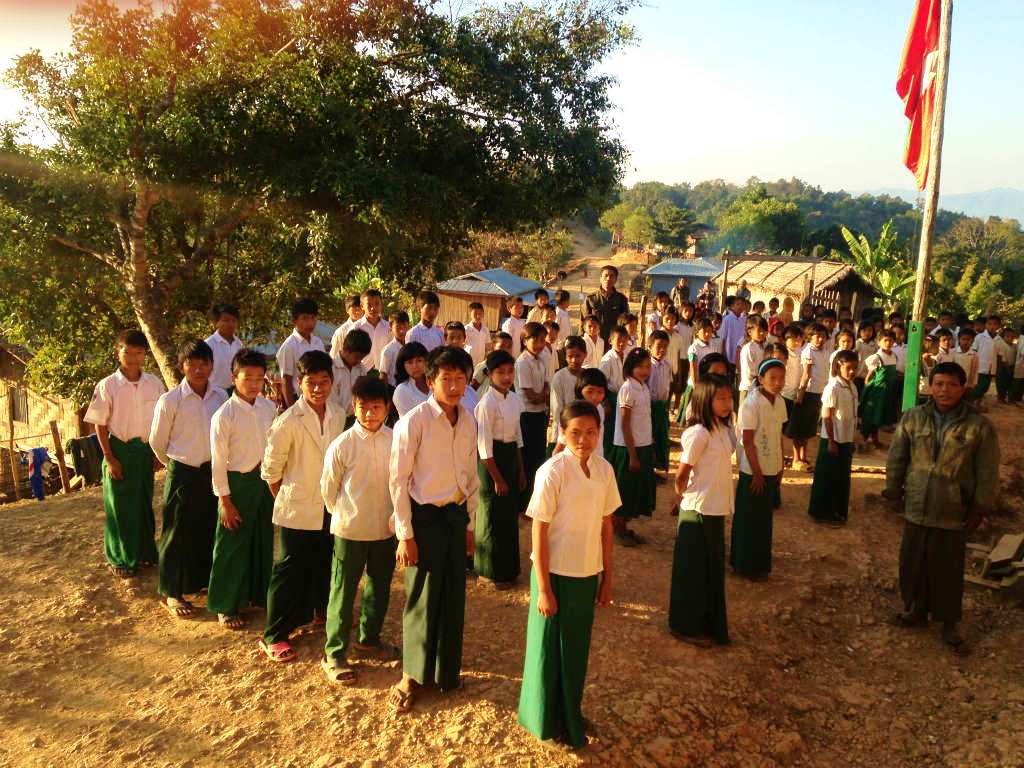 ミャンマー・ヤンゴンで暮らして感じるのは、庶民のリテラシー（読み書きの能力）の高さ。英語は話せない人が多いが、どんなに地方の少数民族の村に行っても、その民族の固有言語に加えて、「国語」とされるビルマ語を話すのはすごい