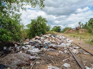 フィジー第2の都市であるラウトカの郊外にあるごみ溜め。細い道に約200メートルにわたってごみが捨てられている