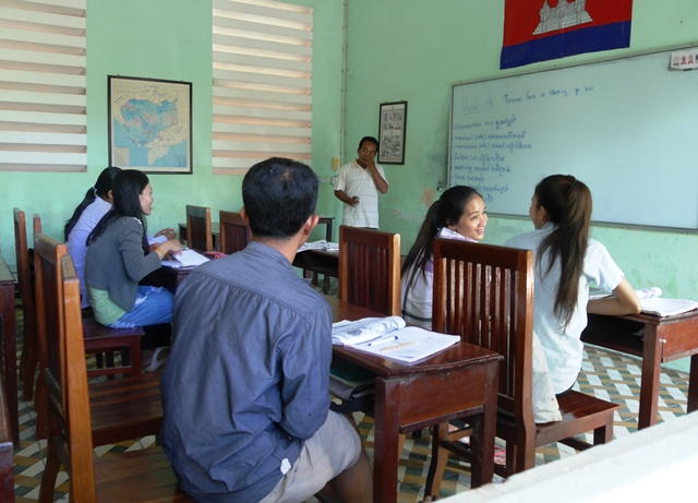 モリ・ミンさんが受ける英語の授業風景（カンボジア・シェムリアップ）