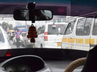 ナイロビを悩ませる交通渋滞。信号は機能せず、交通事故が多発する