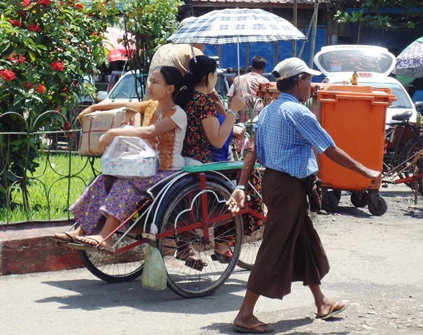 「ミャンマー人の生活の一部」であるサイカーはいつまで走り続けるのだろう