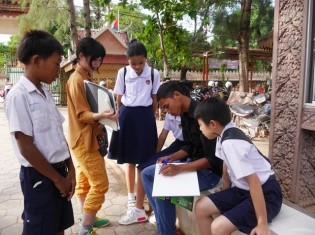カンボジア・シェムリアップの小学校でアンケート調査をする参加者