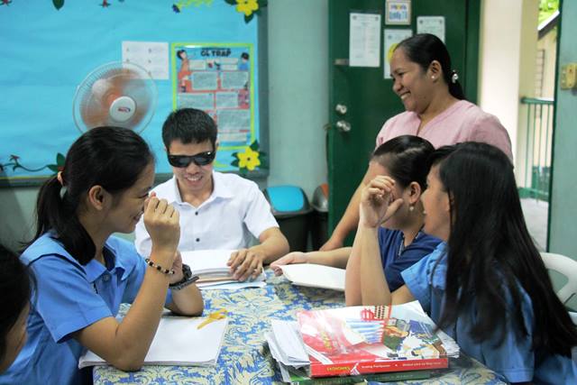 楽しそうに授業を受ける、マニラの国立盲学校の生徒たち。だがフィリピンの視覚障がい者の95％は通学したことすらない