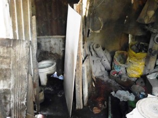 フィリピン・セブ都市圏のスラムの中にあるトイレ