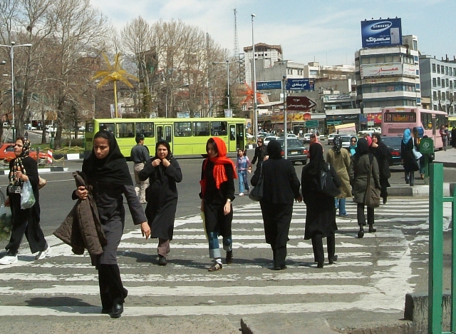 女性の社会進出が進むイラン。写真はテタジュリーシュ広場（テヘラン）の様子（山﨑准教授提供）