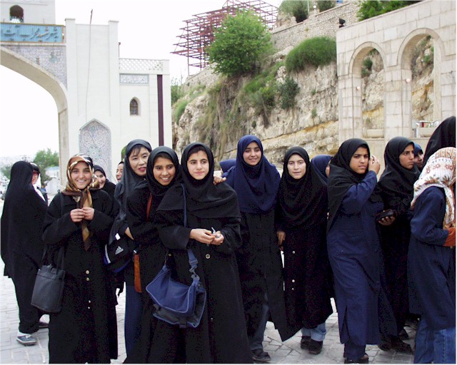 イランでは医学や工学など理系に進学する女性も多い（イラン文化交流センター提供）