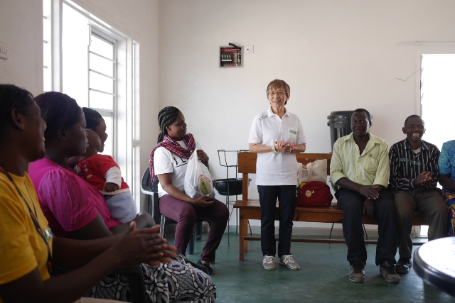 2016年10月に石井氏が訪れたザンビア・コッパーベルト州の妊婦待機ハウス（出産を控えた妊産婦が出産日まで滞在できる施設）の開設式。ハウス運営には女性だけでなく、男性の協力も必要だ
