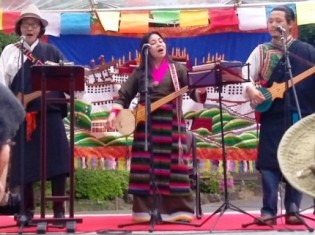 0502田中さん写真、チベットの歌姫パッサン・ドルマさんらによるミニコンサート