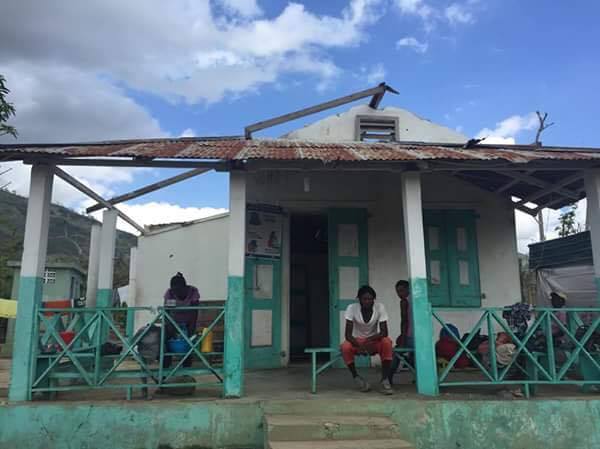 ハイチ南西部にあるマフラン町の唯一の病院。ハリケーン「マシュー」で屋根が吹き飛ばされた