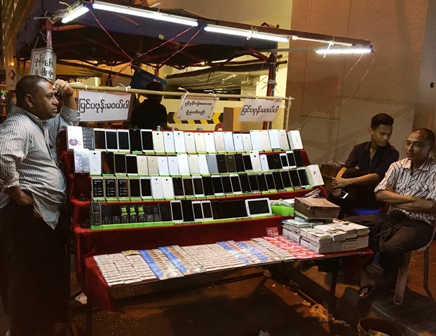 ヤンゴン市内の路上で各種の中古スマホを販売する露店。値段も3万チャット（約3000円）ほどからとお手頃。ミャンマーでは数年前までSIMカードが1枚数万円もしたため、携帯電話は庶民の高値の花だった