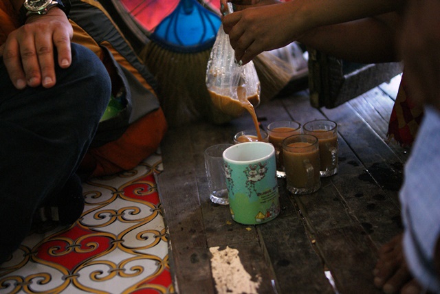 アウンモーウィンさんが自宅で振る舞ってくれた甘い紅茶。インドのチャイのような味。ミャンマーではよく飲まれる（ヤンゴン・ダラ地区）